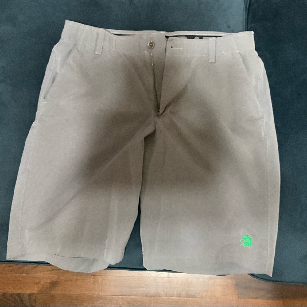 Under Armour Men's Light Gray Flat-Front Performance Shorts with Green Logo